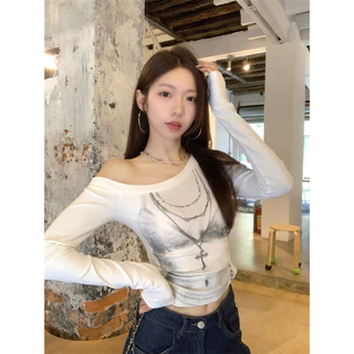 Vogue🌟พร้อมส่ง🌟 เสื้อแขนยาวเปิดไหล่สีขาว ดีเทลแต่งลายสกีนเท่ๆ (FY9475)