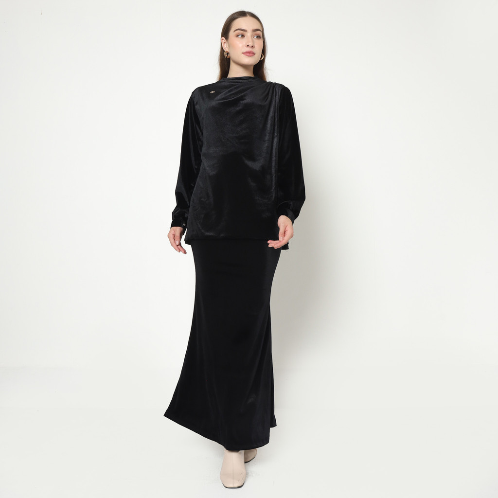 Chantilly - เสื้อ Merida สีดํา