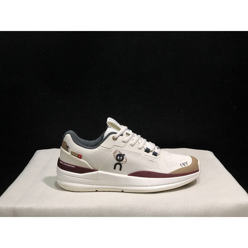 รองเท้าเทนนิสสำหรับการแข่งขันที่สนาม Red Earth