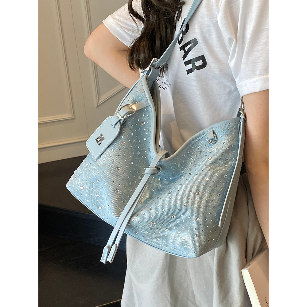 Thailand lyn Brand Designer ปีนี้ผ้ายีนส์ยอดนิยมกระเป๋าใต้วงแขนผู้หญิง 2025 สไตล์ใหม่ฤดูร้อน All-Mat