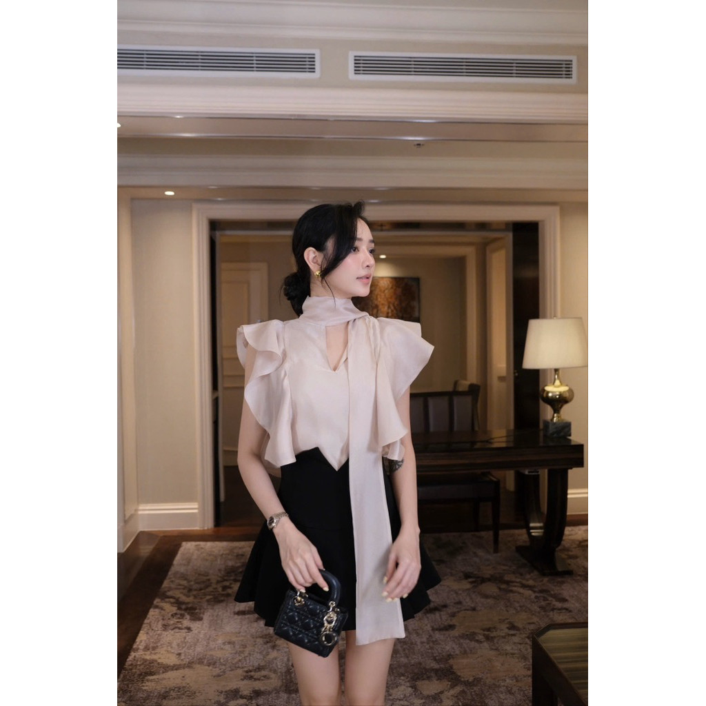 ChouChou Silk Blouse Set คอปกจับจีบและ CV บานเล็กน้อย