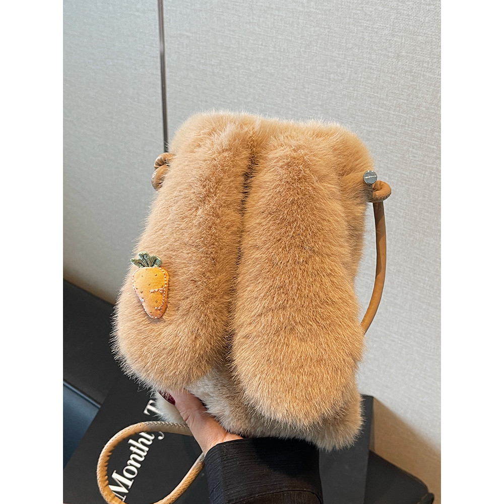 กระเป๋าโทรศัพท์มือถือสำหรับผู้หญิงแบบ Furry One-Shoulder Messenger ดีไซน์ใหม่ปี 2025 สไตล์ฤดูใบไม้ร่