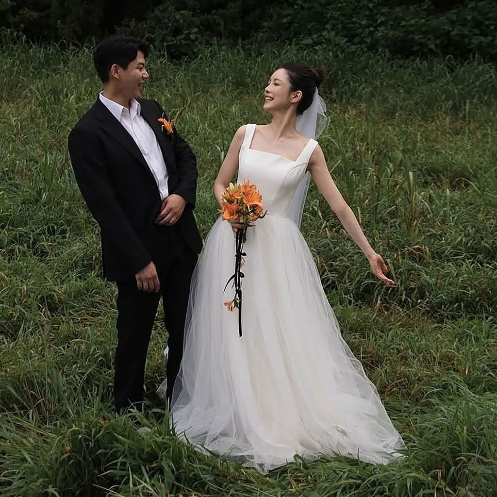 ชุดเจ้าสาวสไตล์ฝรั่งเศส กระโปรงทูลลูฟูฟี่ ดีไซน์เรียบหรูกะทัดรัด FC640