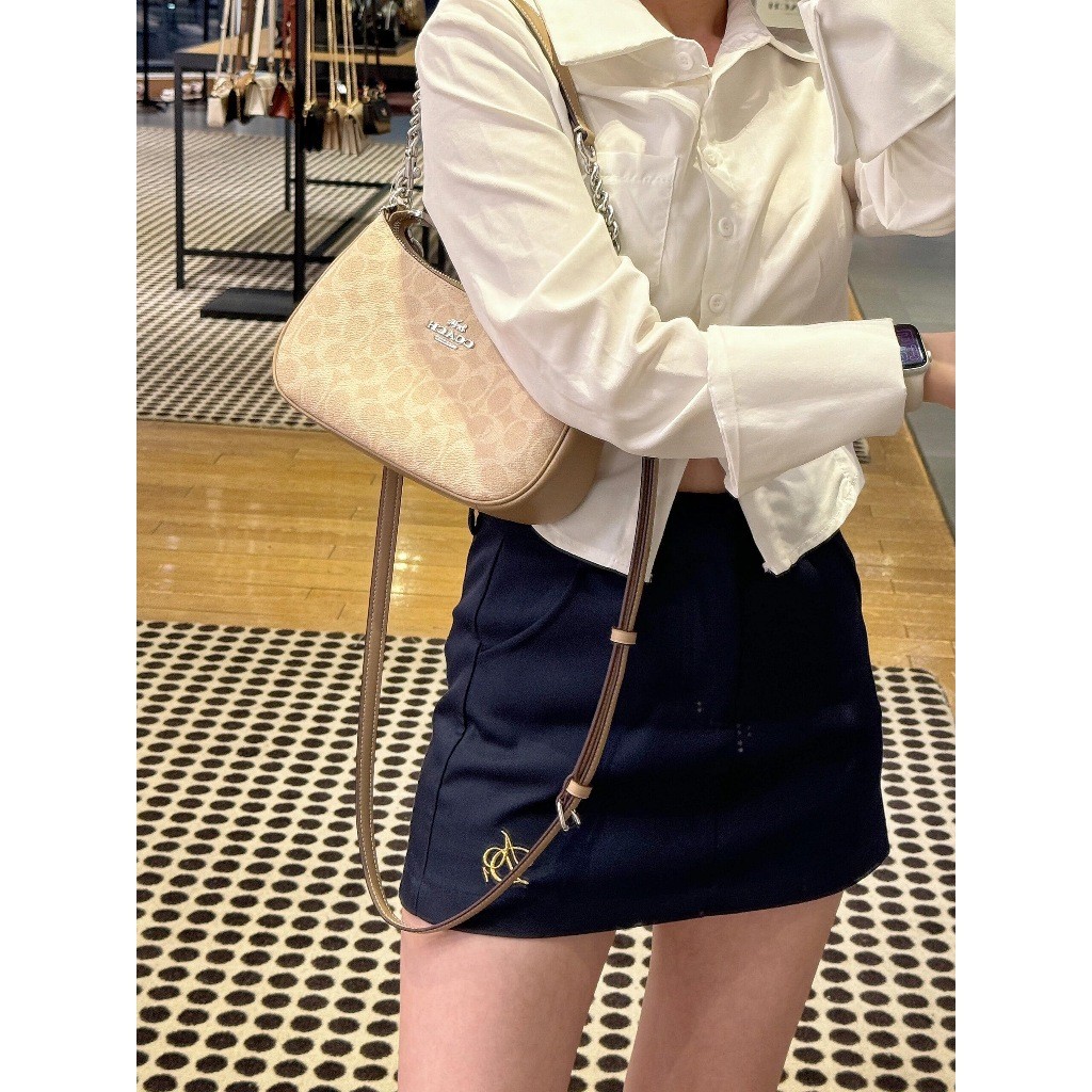 【สินค้าพร้อมส่ง】100%ของแท้ Outlet ปลอดภาษีCoach Teri 25 Crossbody Bag Little C Big C สามารถถอดและเปลี่ยนสายสะพาย 2เส้น - รูปที่ 2