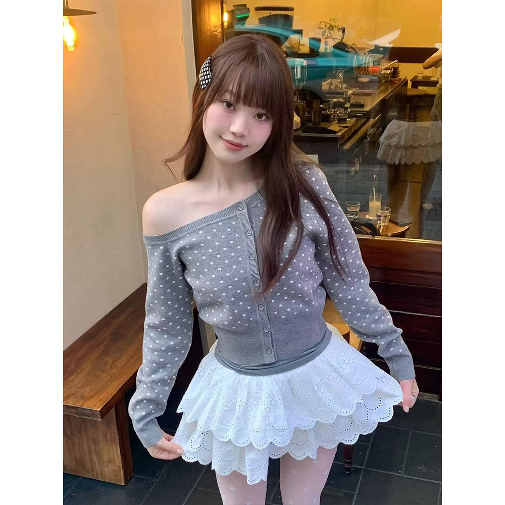 <Moses Queen> เสื้อคาร์ดิแกนถักลายจุด ไหล่โชว์ สำหรับฤดูใบไม้ร่วง แขนยาว กระชับตัว ดีไซน์ไหล่เฉียง สไตล์น้อยนิยม ราคา ถูกที่สุด ดีลบีเคเค แกลเลอรีภาพที่ 3