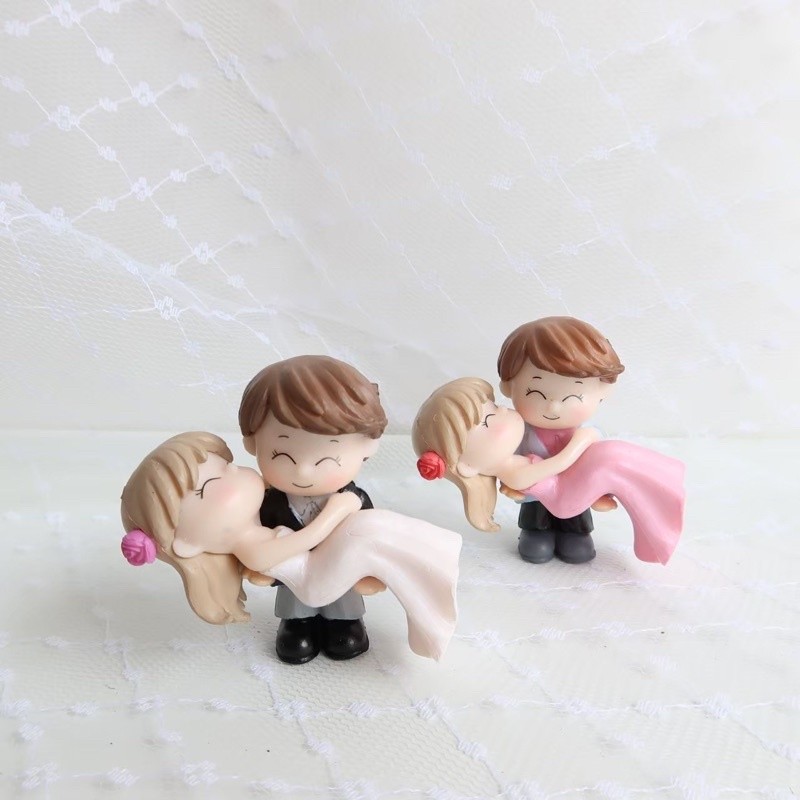 ตุ๊กตาแต่งสวน เจ้าชายอุ้มเจ้าสาว ตุ๊กตาแต่งสวนจิ๋ว จัดสวนถาด โมเดลบ้านจิ๋ว (DolH-SET-003)