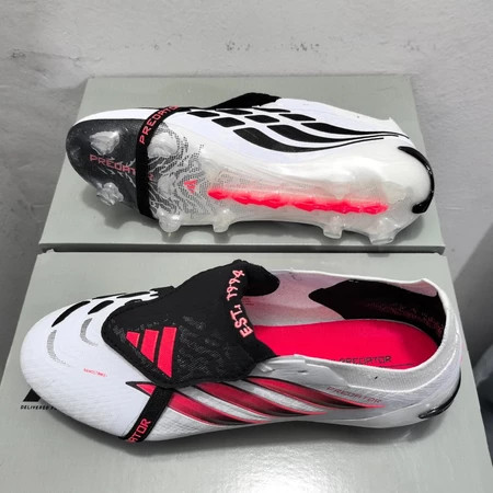 รองเท้าฟุตบอลผู้ชาย ไซซ์ 39-45 สีดำและขาว มีลิ้นเชิงแบบฟุตบอล
