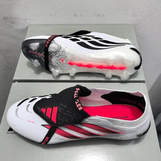 รองเท้าฟุตบอลผู้ชาย ไซซ์ 39-45 สีดำและขาว มีลิ้นเชิงแบบฟุตบอ…