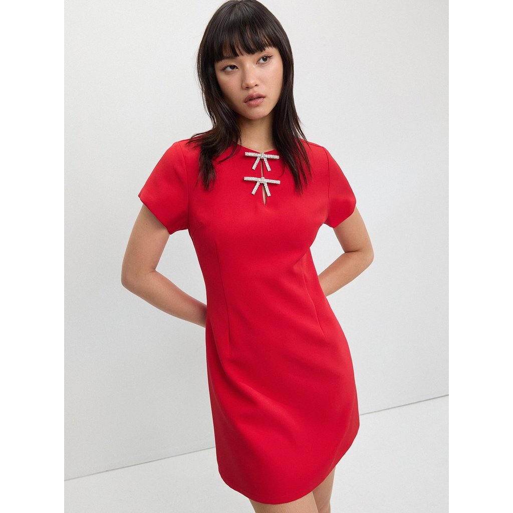 [Pomelo] มินิเดรสแต่งเว้าดีเทลอะไหล่โบว์ / Keyhole Bow Detail Mini Dress