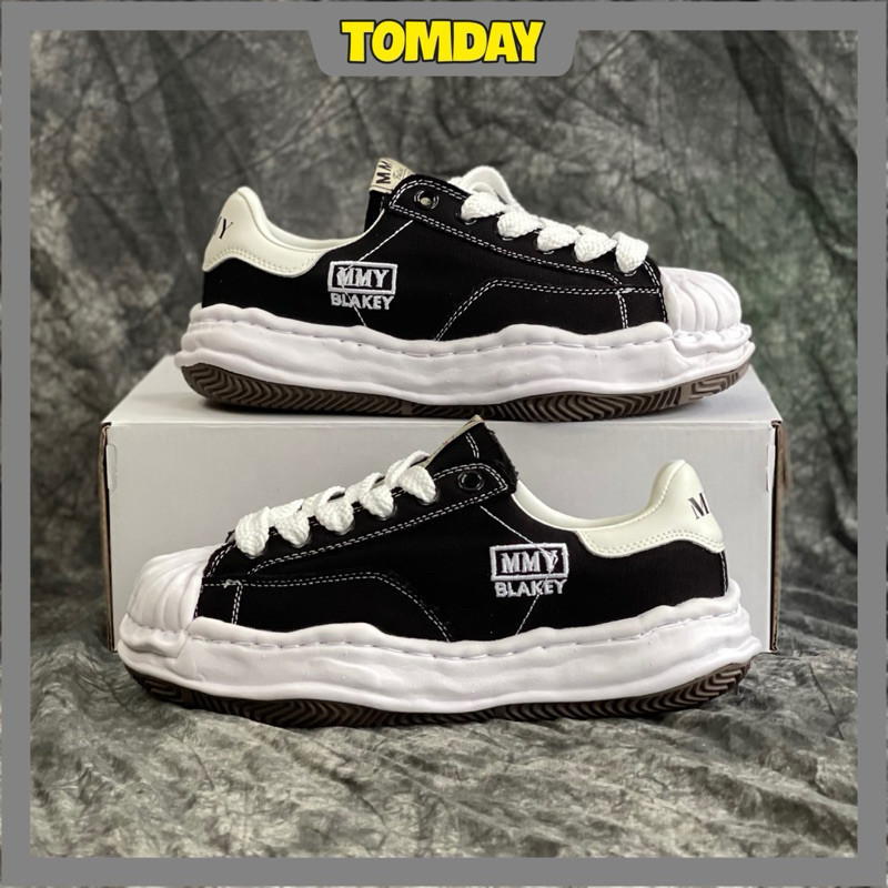 รองเท้ากีฬาจาก Yasuhiro Mihara พร้อมการออกแบบ RWCH