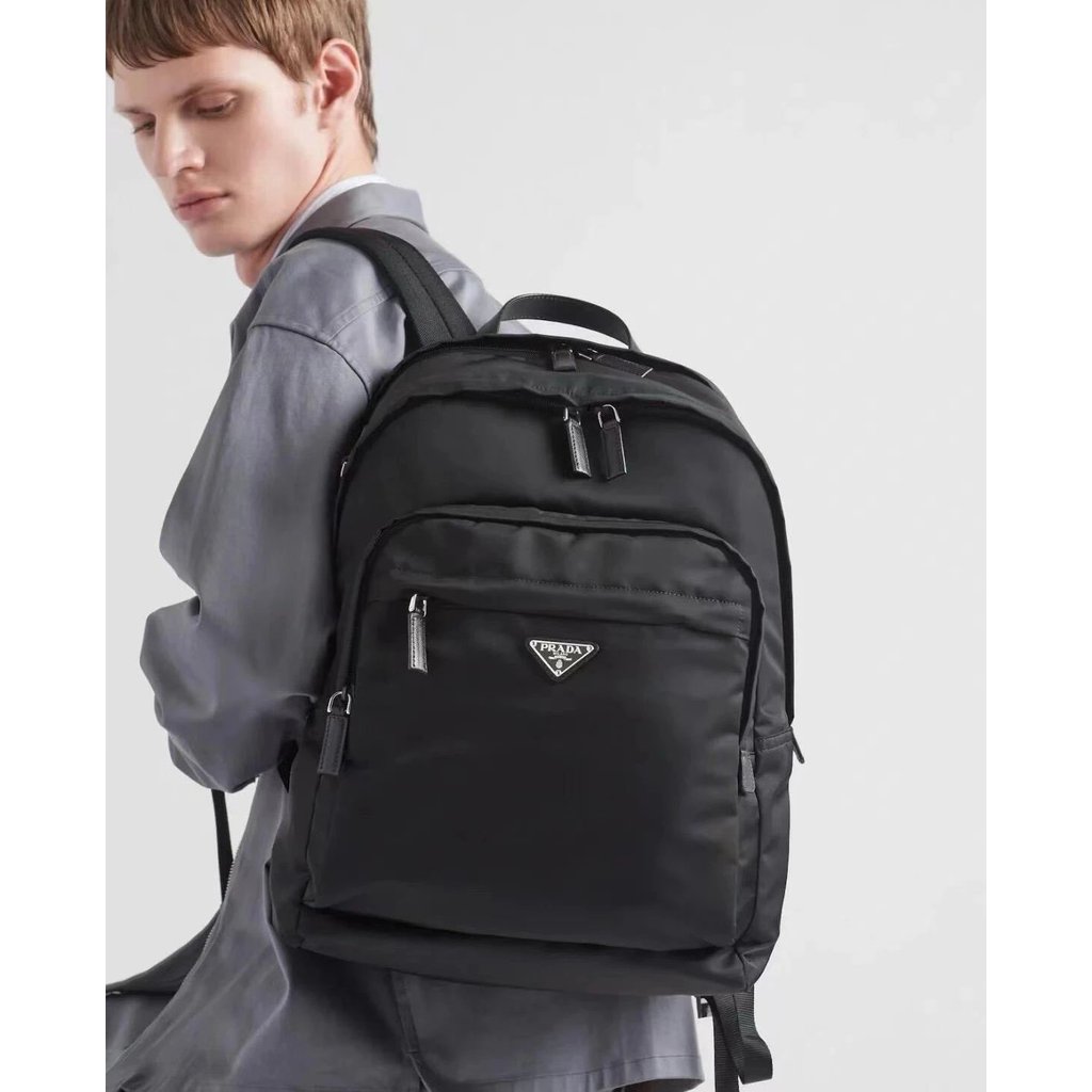 PD PLA 2025 กระเป๋าผู้ชายสไตล์ใหม่กระเป๋าเป้สะพายหลังกระเป๋านักเรียนสไตล์คลาสสิก 2VZ048 กระเป๋าเป้สะ