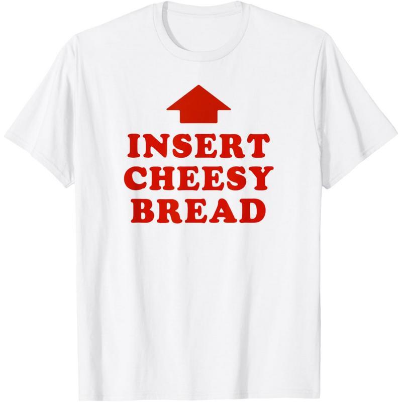 เสื้อยืดที่มีตัวอักษรสีแดง "INSERT CHEESY BREAD" และดีไซน์ลูกศรสีแดง