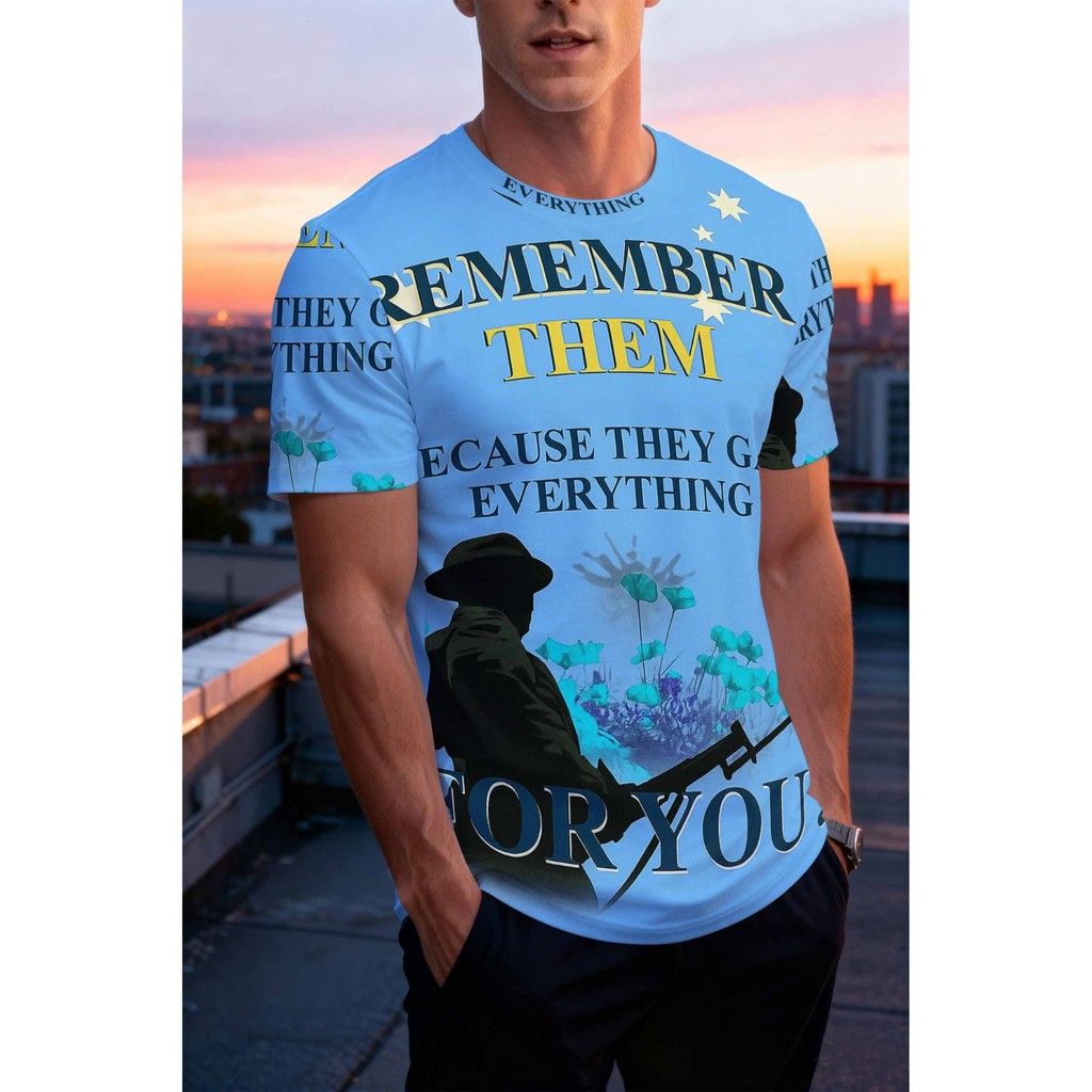 เสื้อยืดกองทัพออสเตรเลีย ANZAC Tribute ผู้ชาย ลายพิมพ์ Soldier & Rose และ Insignia ในเฉดสีม่วงอมชมพู