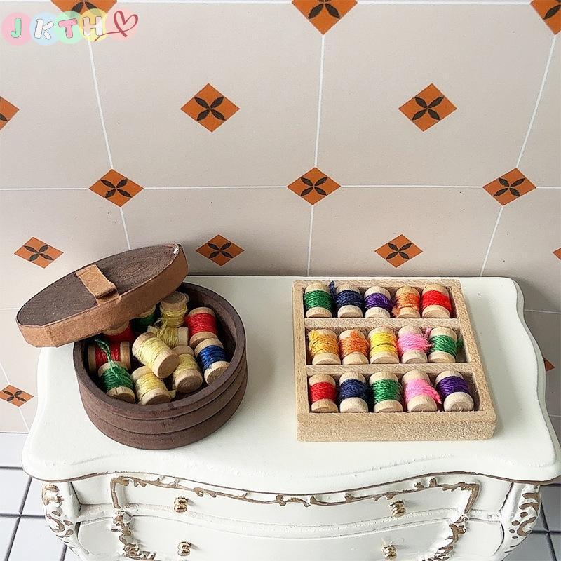 JKTH DIY 1:12 ตุ๊กตาของเล่น Miniature Tailor Shop ชุดฉากอุปกรณ์เสริมกล่องเก็บและ 15 เส้นด้าย Curling