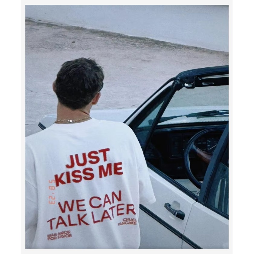 เสื้อยืด JUST KISS ME สร้างแรงบันดาลใจ เหมาะสำหรับทุกเพศ ของขวัญสำหรับทั้งผู้ชายและผู้หญิง