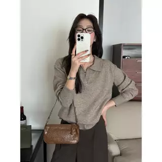 Chili Koko เสื้อถักคอโปโลสไตล์เรโทรสำหรับผู้หญิง ดีไซน์กระดุมคอวีเปิดครึ่งตัวเสื้อแขนยาวเนื้อนุ่มและเป็นมิตรต่อผิว 88046