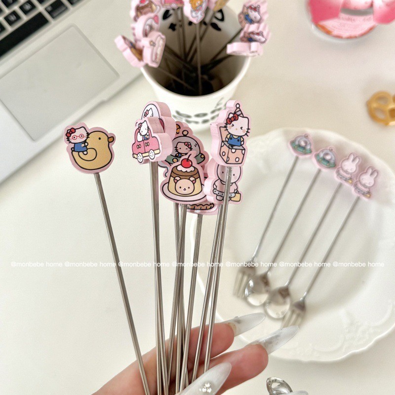 ช้อนคนผสมเครื่องดื่ม ส้อมจิ้มผลไม้ ช้อนคนกาแฟแก้วทนความร้อนสูง สไตล์ins kitty&miffyน่ารัก พร้อมส่ง ราคา ถูกที่สุด ดีลบีเคเค แกลเลอรีภาพที่ 2