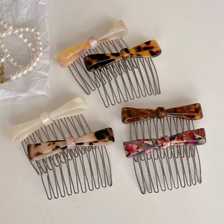 หวีผู้หญิงทรง voluminous high crown มีโบเก๋ไก๋และคลิปติดผมด้านข้าง ออกแบบมาเพื่อความสะดวกในการใช้งาน และเหมาะสำหรับสไตล์เจ้าหญิง