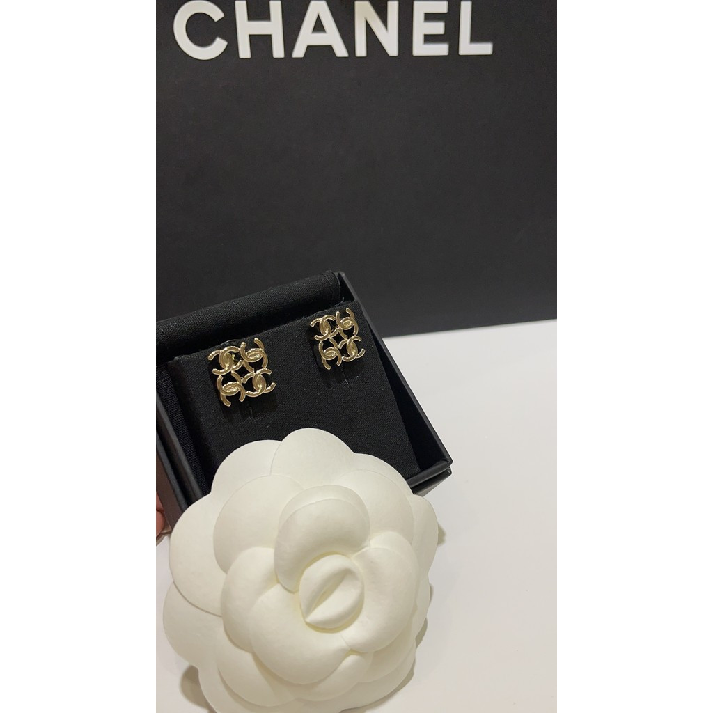 แฟชั่นขายตรง Golden Double C Hollow Square ต่างหูสวมใส่ทุกวันประณีตน่ารักอารมณ์สีขาว Rich Beauty ต้อ