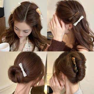 หวีผู้หญิงทรง voluminous high crown มีโบเก๋ไก๋และคลิปติดผมด้านข้าง ออกแบบมาเพื่อความสะดวกในการใช้งาน และเหมาะสำหรับสไตล์เจ้าหญิง