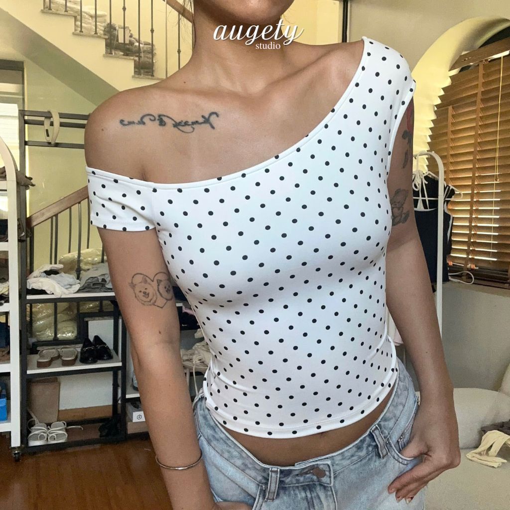 เสื้อยืดลายจุดเปิดไหล่ผ้าคุณภาพสูง Augety Studio เสื้อ DELILAH