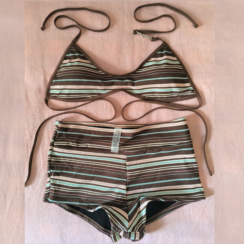 ชุดว่ายน้ำย้อนยุคสไตล์ฝรั่งเศสสำหรับผู้หญิง ออกแบบมาเพื่อรูปร่างหน้าอกเล็กและเก็บเอวสูง ให้ความรู้สึกอนุรักษ์นิยม เหมาะสำหรับวันหยุดพักผ่อนที่ชายหาด