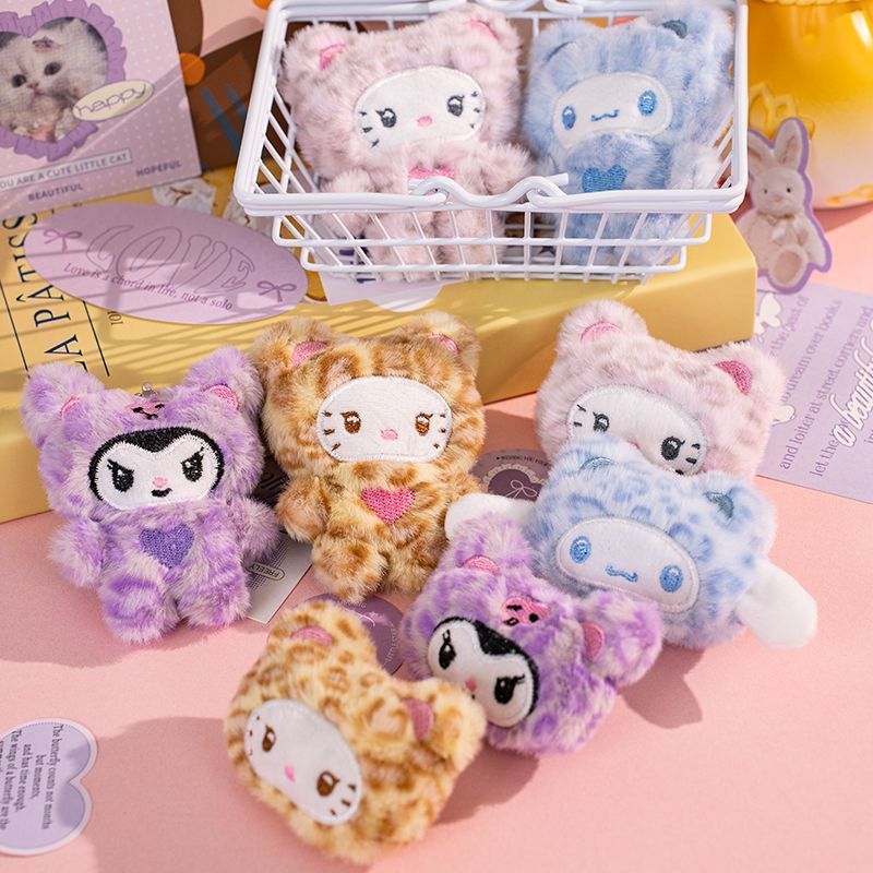 SANRIO น่ารัก ซานริโอ เสือดาวพิมพ์แมว พาสต้า ตุ๊กตาตุ๊กตาตุ๊กตาจี้กระเป๋านักเรียนเสื้อผ้าจี้พวงกุญแจคู่ ของขวัญ