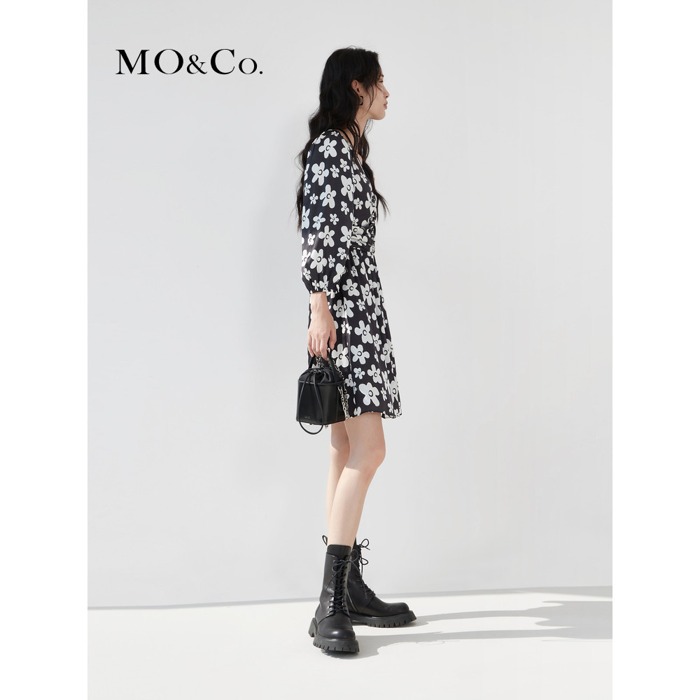 MOCO ชุดเดรสแขนพลิ้วคอกี้ทรงวี พิมพ์ลายดอกไม้ MBC1DRST33 ในสไตล์ฝรั่งเศส