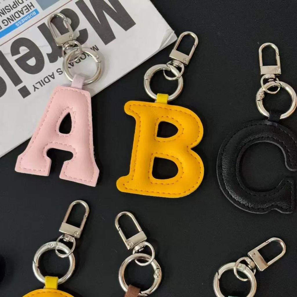 เครื่องประดับหนังตัวอักษร A-Z สไตล์ DIY เหมาะสำหรับของขวัญและอุปกรณ์เสริมกระเป๋า