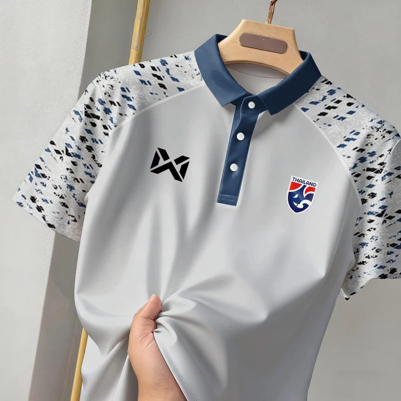 เสื้อโปโลฟุตบอล แขนสั้น พิมพ์ลายธงชาติและออกแบบโลโก้ใหม่ เหมาะสำหรับทั้งผู้ชายและผู้หญิง