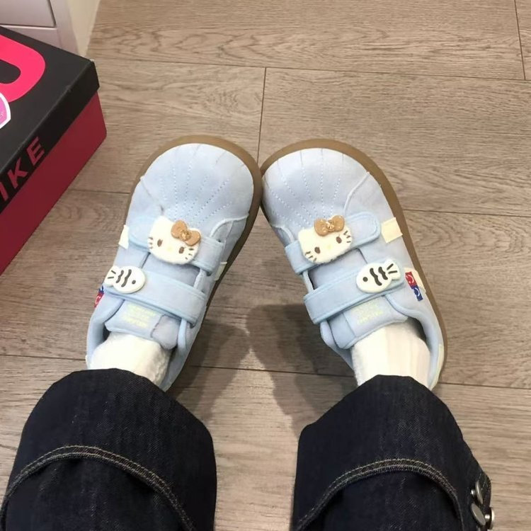 รองเท้ากีฬาสำหรับผู้หญิงแบบใหม่ปี 2025 ดีไซน์ Velcro สวมใส่ง่าย สะดวกสบายในการใช้งานกลางแจ้ง พร้อมเทคโนโลยีป้องกันการลื่นและการสึกหรอ .Factory Direct Price