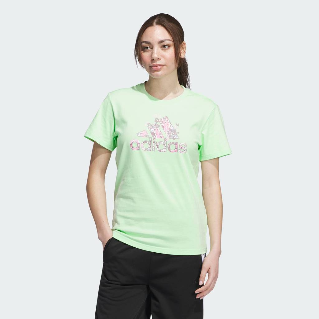 adidas ไลฟ์สไตล์ เสื้อยืดพิมพ์ลาย Floral Badge of Sport ผู้หญิง สีเขียว IZ1980