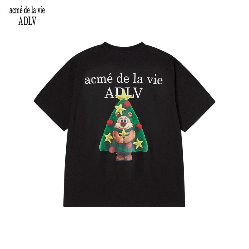 เสื้อยืดแขนสั้นผ้าฝ้ายสำหรับผู้ชายและผู้หญิง สไตล์เทรนดี้ในเมือง พร้อมลายการ์ตูนด้านหลัง เหมาะสำหรับสวมใส่สบายในวันธรรมดา Unisex Tee