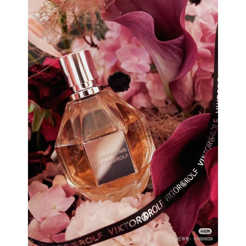 น้ํามันหอมระเหยเหลวสีชมพูใสโพลีเฮดรอนจากป้ายของ นานา เต็มไปด้วยศิลปะ!เหมาะสําหรับฤดูใบไม้ร่วงฤดูหนาวกลิ่นหอมติดทนนานออกเดทปาร์ตี้สามารถควบคุมได้อย่างง่ายดายแสดงเสน่ห์มั่นใจอโรมาเทอราพี 2025 รูปแบบ