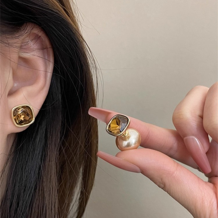 ต่างหูกระดุมหูโอปอลและมุกสีกากี สไตล์ย้อนยุค