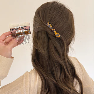 หวีผู้หญิงทรง voluminous high crown มีโบเก๋ไก๋และคลิปติดผมด้านข้าง ออกแบบมาเพื่อความสะดวกในการใช้งาน และเหมาะสำหรับสไตล์เจ้าหญิง