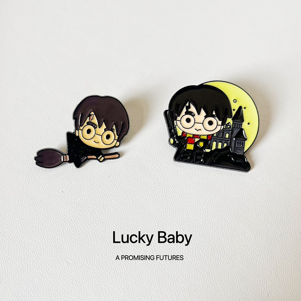 รุ่น Q Harry Potter สินค้าเข็มกลัดโลหะป้ายอินเทรนด์น่ารักการ์ตูนเสื้อผ้ากระเป๋านักเรียนจี้อุปกรณ์เสร