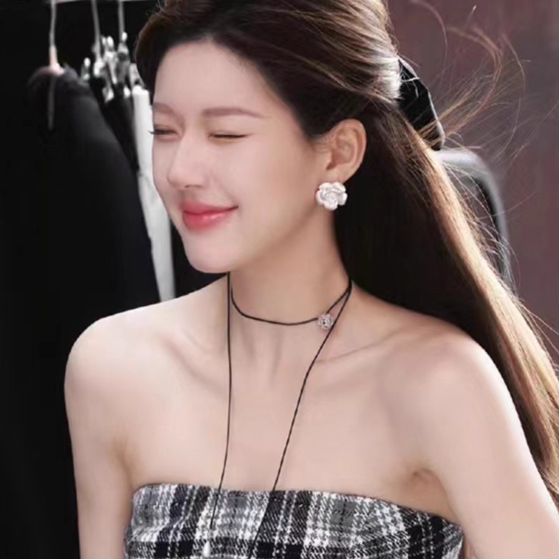 Xu Me Dazzling Star Xu Yan ใส่ต่างหู Camellia สีเงิน Niche Design High-End อุปกรณ์เสริมต่างหู 11.21