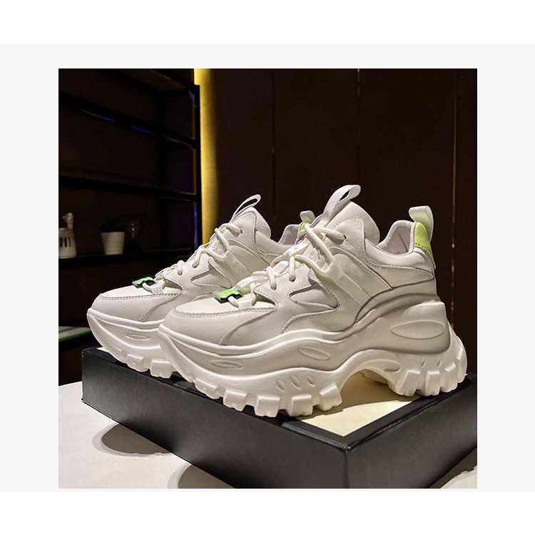 YA2 (คลังสินค้าพร้อม) เวอร์ชั่นเกาหลีแฟชั่นรองเท้าผ้าใบสีขาว PU ทุกการแข่งขัน Ins Net Red Super Fire