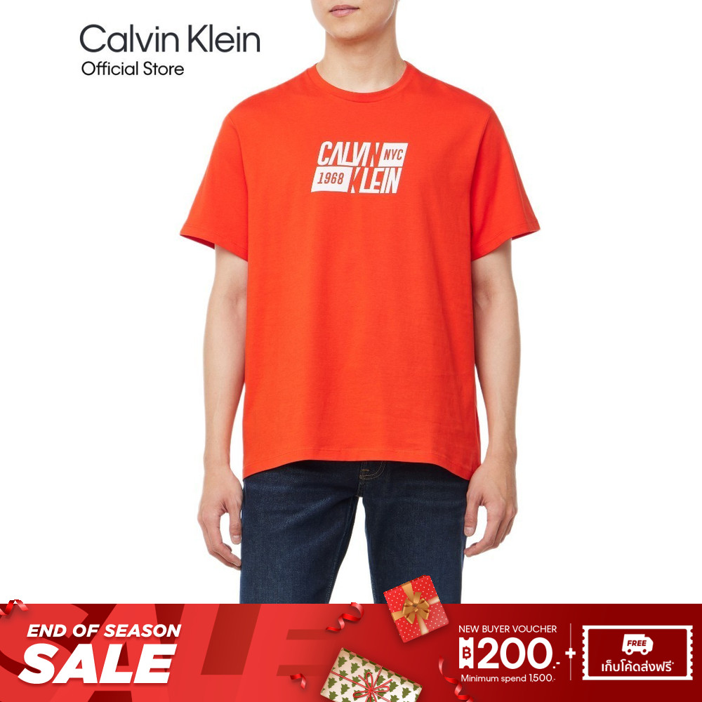 CALVIN KLEIN เสื้อยืดคอกลมแขนสั้นผู้ชาย Classic Sport Logo ทรง Regular รุ่น 4RB850G TNC - สีแดง