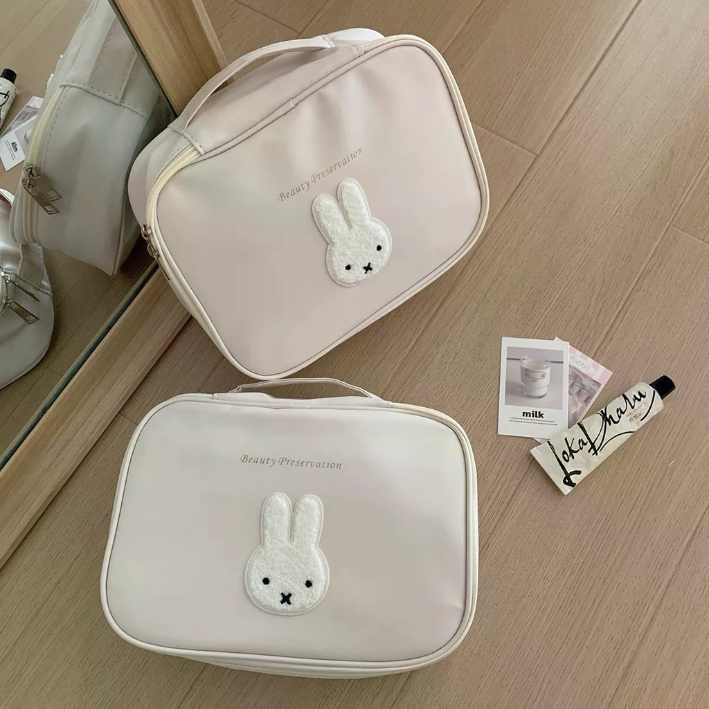 Kawaii Miffy กระเป๋าแต่งหน้าความจุขนาดใหญ่กระเป๋าเครื่องสําอางสําหรับเดินทางน่ารักสําหรับผู้หญิง | ที่เก็บอุปกรณ์อาบน้ําแบบพกพา | กระเป๋าพกพาประจําวันกันน้ํา | พิ้งกี้