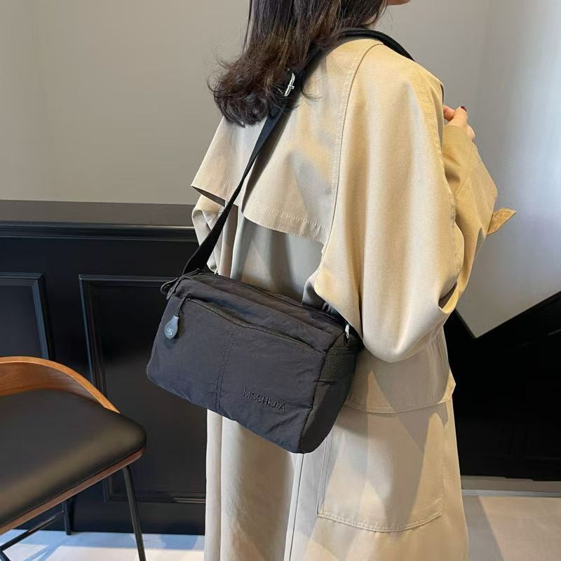 กระเป๋าสะพายผ้าแคนวาสเรียบง่ายสีทึบพร้อมหลายช่องกระเป๋าพร็อพน้ําหนักเบาพิเศษป้องกันน้ํากระเซ็นกระเป๋าสี่เหลี่ยมเล็กอเนกประสงค์สําหรับ