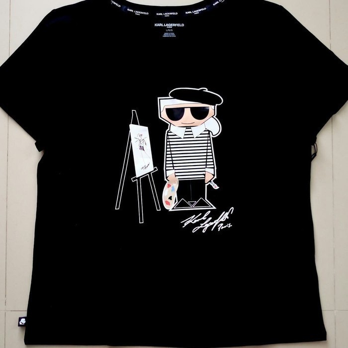 Karl Lagerfeld สกรีนลายใหม่บนเสื้อยืดแขนสั้นสำหรับทั้งผู้ชายและผู้หญิง