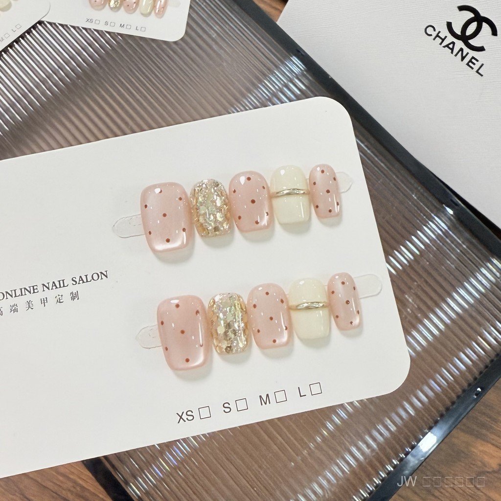 🦋 เล็บแฮนด์เมดดีไซน์หรู 🦋 ลูกปัดแก้วแวววาว+แป้งฝุ่นทอง ✨ สีเข้ากับฤดูหนาว 🍂 เรียบง่ายแต่ดูแพง 💖 ใส่แล้วขาวสุดๆ 💫แถมฟรี! กาว+ตะไบ