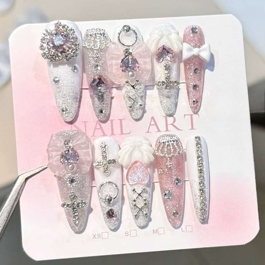 สีชมพู Jirai Kei ปลายยาวทําด้วยมือกดบนเล็บ Y2K อะนิเมะ Gyaru เล็บน่ารัก 3D Cross Bow Heart เพชร Glitter เล็บปลอม