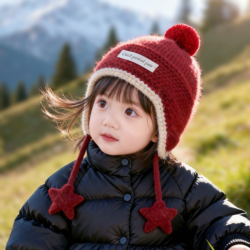 หมวกหนาน่ารักสีแดงสำหรับเด็กวัย 7 เดือน – 4 ปี ในฤดูหนาว ออกแบบมาเพื่อปกป้องหูของเด็ก โดยใช้วัสดุคล้ายขนสัตว์