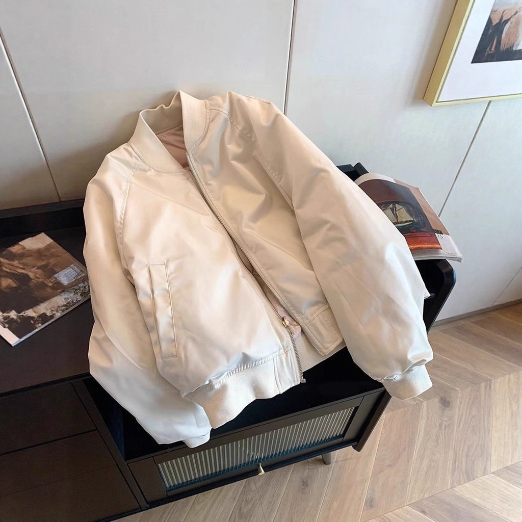 urthe.official แจ็คเก็ตอาย เสื้อแจ็คเก็ตบอมเบอร์แบบเรียบง่ายสไตล์อเมริกันย้อนยุคสำหรับผู้ชายและผู้หญ