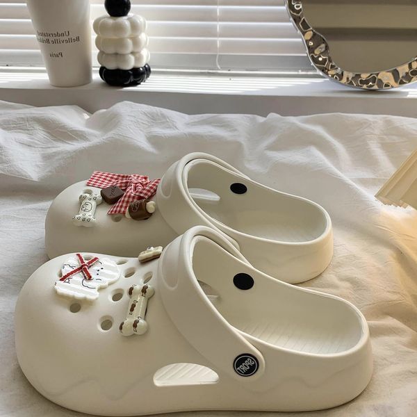 รองเท้าพื้นหนาโฟม sketchers official 2024ฤดูร้อนใหม่แมทช์ง่ายน่ารักลูกสุนัขมีรูรองเท้าผู้หญิงสวมด้าน