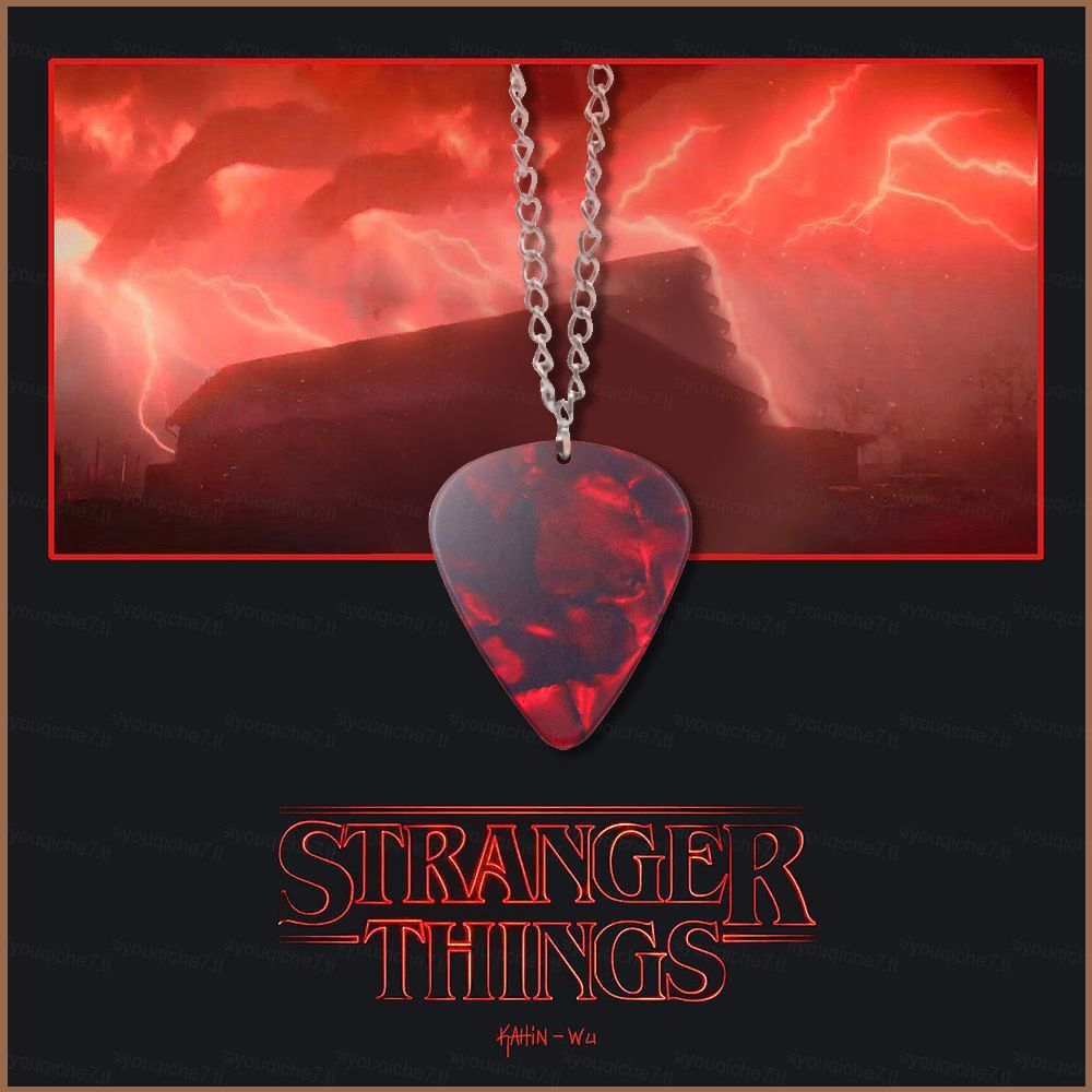 SY Stranger Things Season 4 Eddie Munson Guitar pick necklace จี้หัวใจสีดําและสีแดง