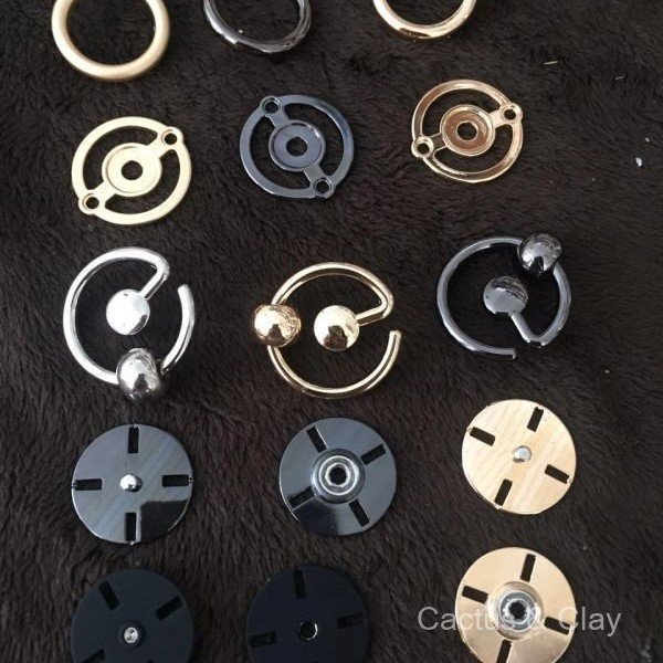 พื้นผิวโค้งแบนสากลขนาด 12.5-20 มม. แกะสลักเลเซอร์ปุ่มสแน็ปสี่ในหนึ่งเดียว xufeng